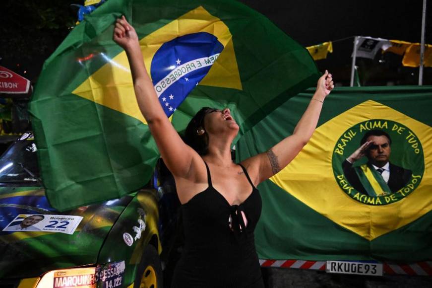 La bandera de Brasil flameó tras finalizadas las eleccioones. La segunda ronda se desarrollará el 30 de octubre.