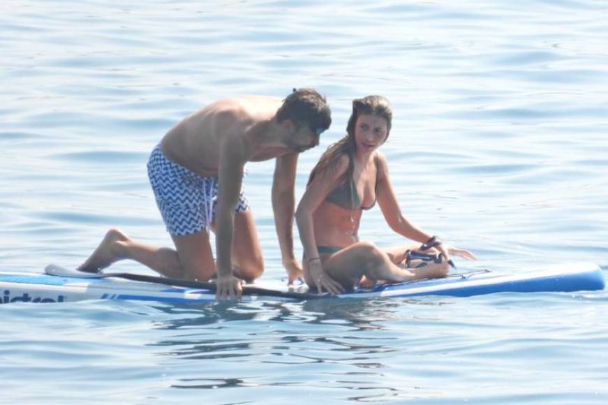 El ex novio de Shakira, Gerard Piqué fue acosado mientras se encontraba disfrutando de las playas con su novia Clara Chía.