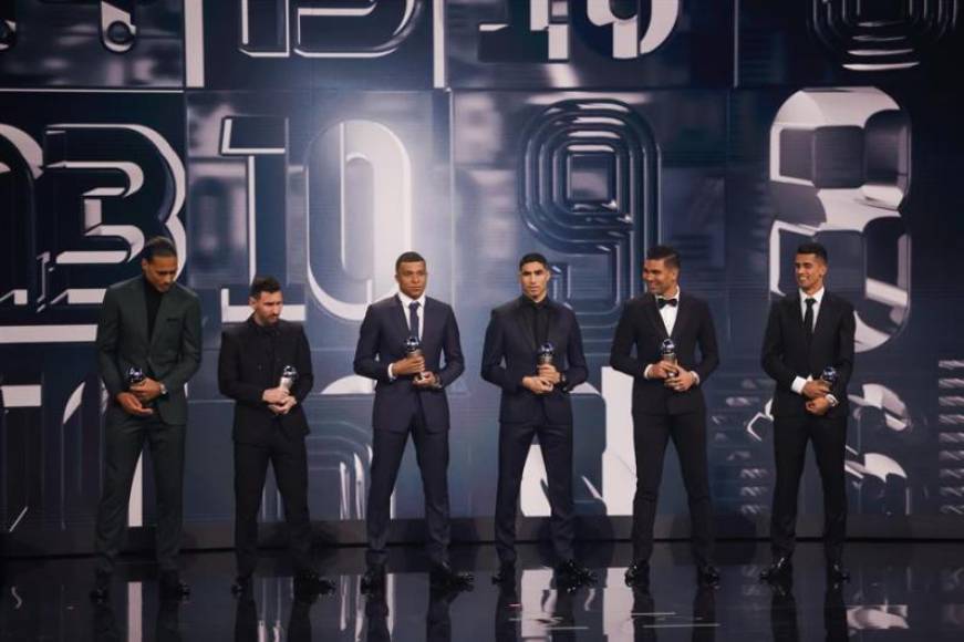 Seis de los 11 galardonados asistieron a la gala de los premios “The Best 2022” y el parado táctico de los mejor equipo quedó de la siguiente manera: 3-3-4.
