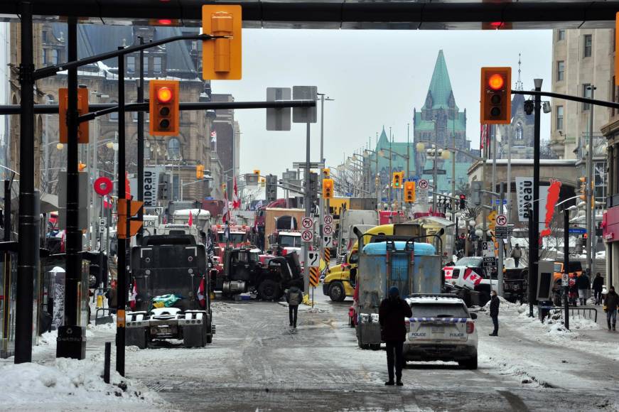 Cientos de camiones bloquean desde hace más de una semana el centro de la capital canadiense, Ottawa, donde el alcalde ha decretado el estado de emergencia para hacer frente al bloqueo.