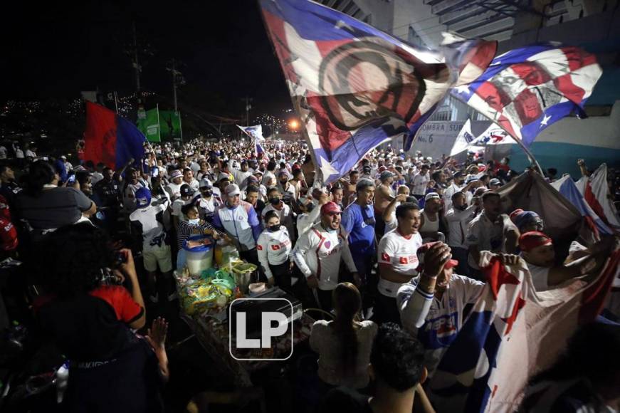 La Ultra Fiel puso el ambiente afuera del estadio Nacional Chelato Uclés.