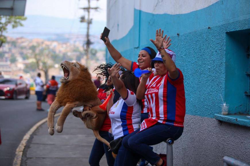Estas aficionadas crearon su propia fiesta mientras esperan por entrar al Estadio Nacional.