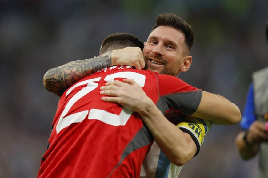 El abrazo entre Messi y Dibu Martínez.