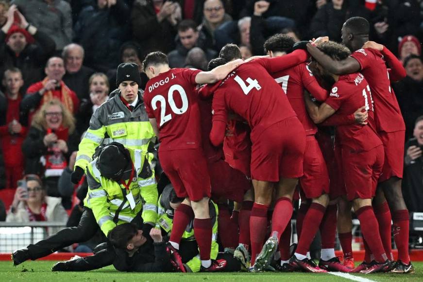 Un aficionado burló la seguridad e ingresó al terreno de las acciones luego del séptimo gol del Liverpool.