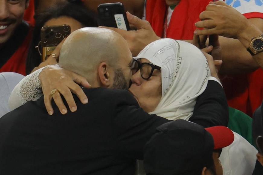 Walid Regragui y el beso que se dio con su pareja sentimental tras el pase a semifinales del Mundial.