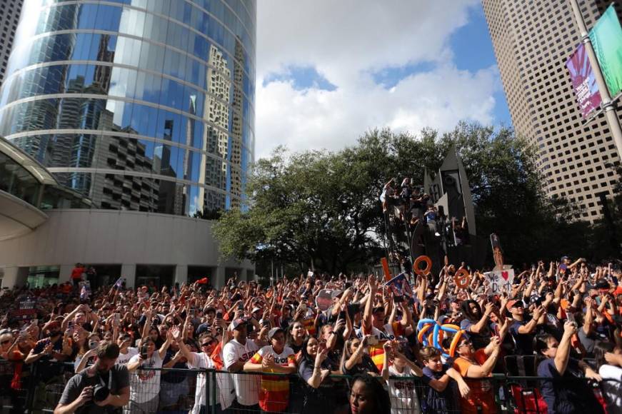 La fiesta en Houston también estuvo adornada por la presencia del propietario de los Astros, Jim Crane, desde donde parte esta historia de éxito, y la del fan número uno de los siderales, Jim McIngvale, mejor conocido como ‘Mattress Mack’, quien ganó 75 millones de dólares luego de apostar a su triunfo a inicios de temporada.