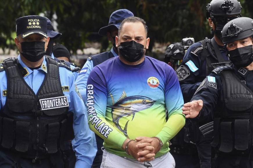  Miembros de la Dirección Nacional de Fuerzas Especiales escoltan al presunto narcotraficante hondureño Michael Powery Wood, alias “El Caracol” a su llegada al comando de Fuerzas Especiales en Tegucigalpa.