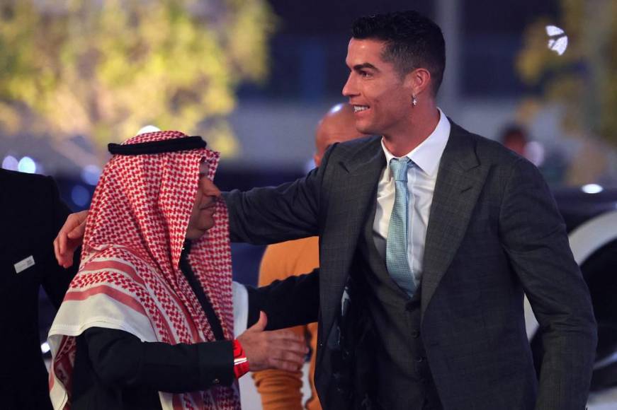 Mussali al Muammar, presidente del Al-Nassr, le dio la bienvenida a Cristiano Ronaldo. 
