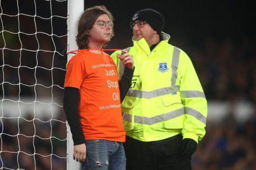 La camiseta que lucía anunciaba el mensaje: “Paremos el petróleo”. Mientras que incluía algunos enlaces a páginas web con la leyenda: “We have no future (No tenemos futuro)”.