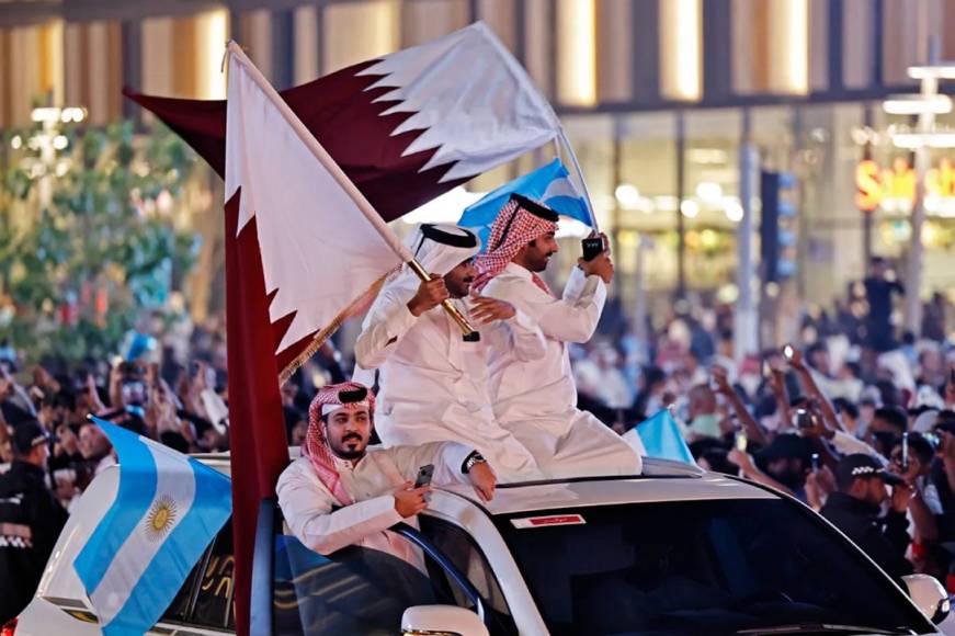 Aficionados qataríes siguieron el autobús de Argentina en las calles de Doha.