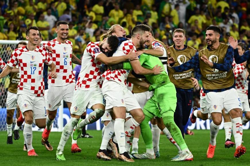 Con una actuación portentosa, coronada con un penal atajado a <b>Rodrygo</b> en la tanda decisiva (4-2 en penales; 1-1 tras prórroga), el arquero croata Dominik Livakovic volvió a ser el héroe de su selección y acabó con el sueño de Brasil de una sexta estrella.