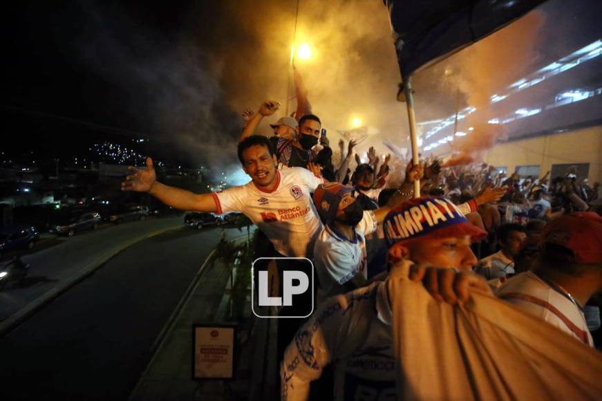 Los aficionados del Olimpia llegaron en gran número al coloso capitalino.