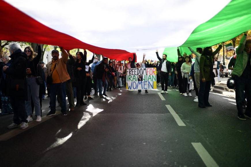 Las personas participan en una manifestación en apoyo de los manifestantes iraníes en París