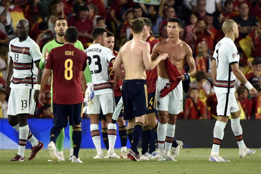 Cristiano Ronaldo intercambió su camiseta con el defensa español Diego Llorente, quien se llevó la 7 del portugués.