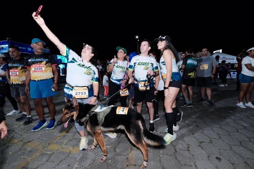 La selfie: Estos corredores se tomaron una fotografía minutos antes del inicio de la Maratón de LA PRENSA.