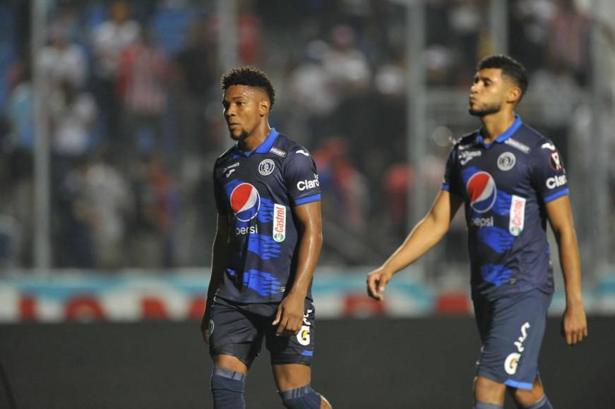 Yeison Mejía y Marcelo Pereira se fueron con rostro triste por la nueva derrota en el Clásico.