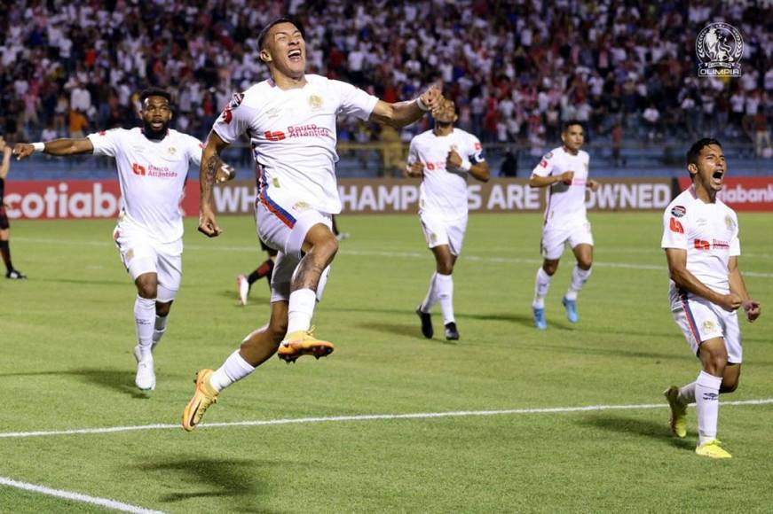 Secuencia de la celebración de Kevin López tras marcar el gol del 1-0 del Olimpia contra el Atlas.
