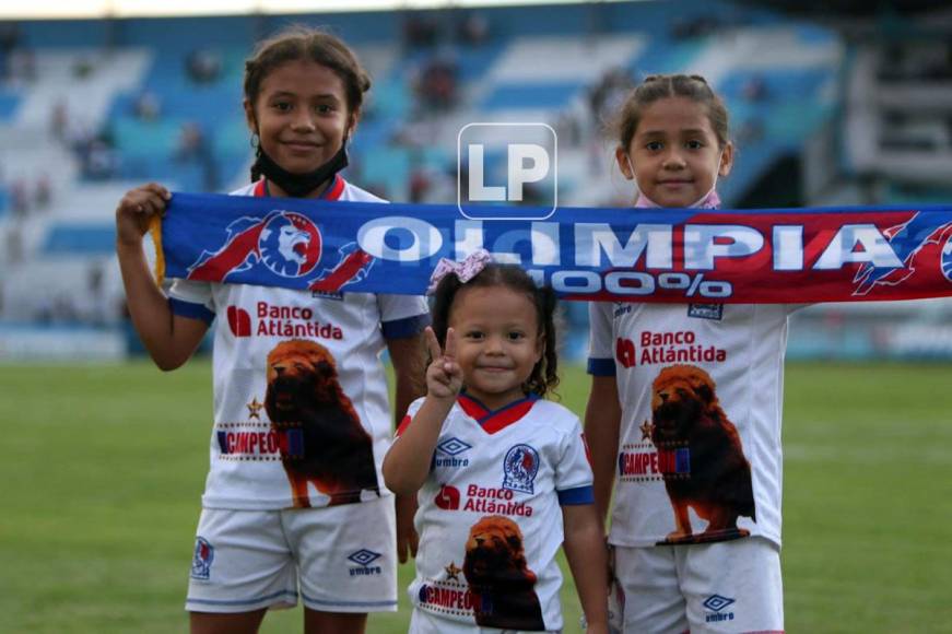 Estas pequeñas niñas lucieron un bonito uniforme del Olimpia.