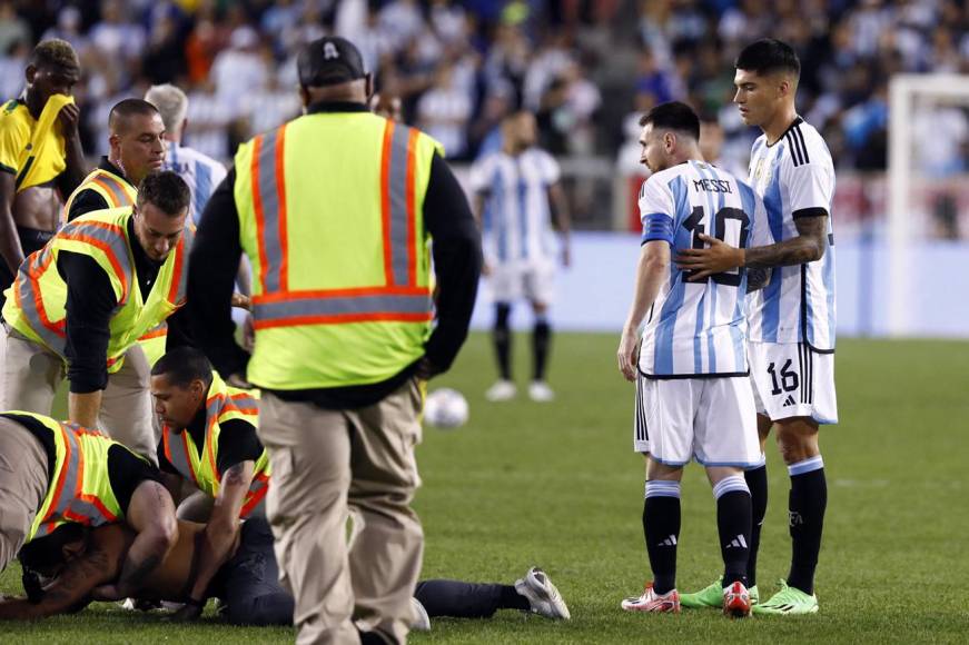 El aficionado fue sometido por los miembros de seguridad del estadio, mientras Messi observaba lo que pasaba.