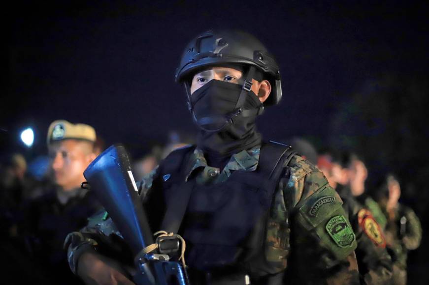 Fotografía cedida este sábado por el Ministerio de Defensa de El Salvador en la que se registró a un soldado del Ejército salvadoreño, durante un operativo contra las pandillas, en Soyapango 