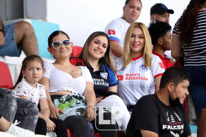 Las hermosas chicas que llegaron al Clásico para apoyar al Olimpia.