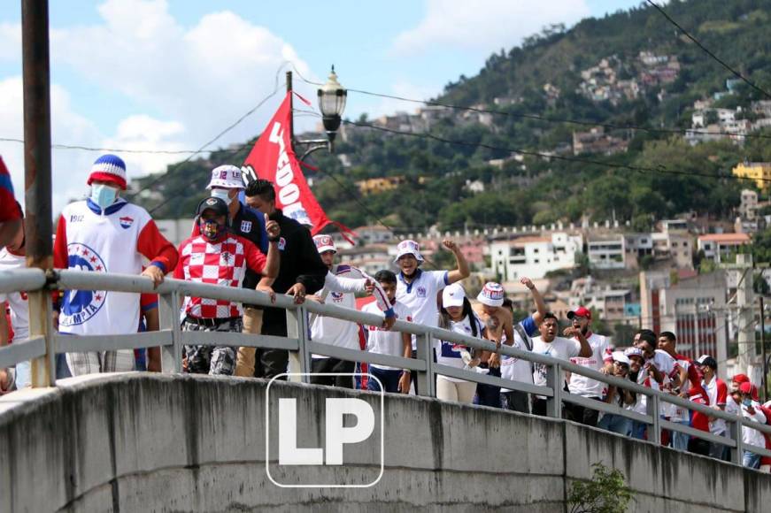 La Ultra Fiel, barra del Olimpia, montó un gran show en su llegada al estadio Nacional Chelato Uclés