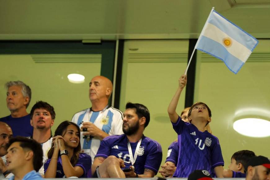 Los hijos de Messi se robaron el show en el estadio al mostrar su fervor por la Selección Nacional de Argentina.