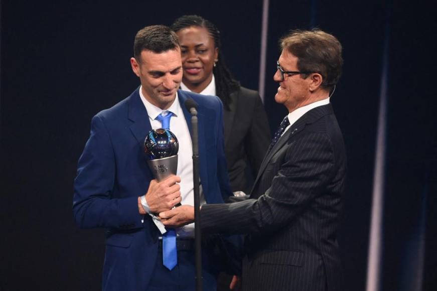 El DT que llevó a Argentina a conquistar el Mundial de Catar el pasado mes de diciembre, Lionel <b>Scaloni</b>, fue recompensado con el premio ‘The Best’ a mejor entrenador de 2022. El italiano Fabio Capello le dio el galardón.