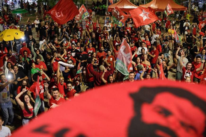 En el centro de Rio, Viviane Laureano da Silva, una funcionaria pública de 36 años, se mostró confiada en que Lula “ganará en un segundo turno. La campaña va a ser difícil. Soy de la periferia y veo cómo el pueblo apoya a Lula”, dijo a la AFP tras conocerse los resultados.