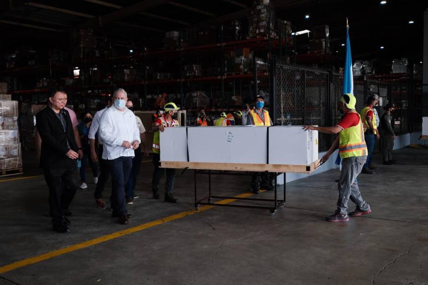 Cabe mencionar, que desde tempranas horas familiares esperaban los restos de sus parientes en medio de un ambiente de dolor en el aeropuerto sampedrano. 