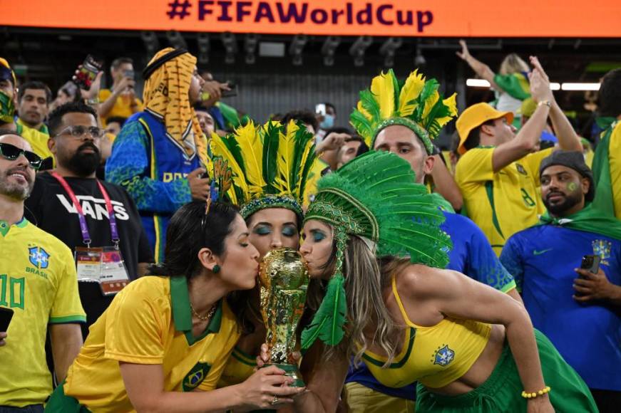 Estas tres hermosas brasileñas le dieron un beso a la Copa del Mundo. Ellas confían en ver a su selección como campeona.