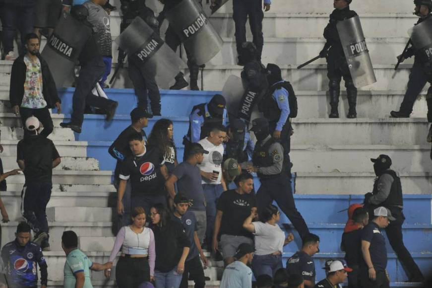 El caos se desató en los últimos minutos del encuentro. El árbitro Melvin Matamoros detuvo el partido por disturbios en un sector del Chelato Uclés.