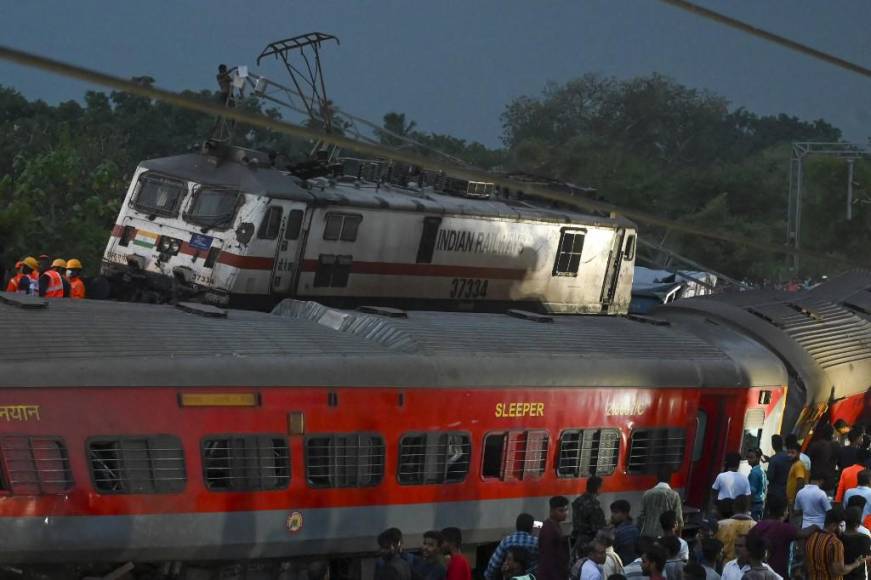  Las operaciones de rescate cesaron a última hora, tras haberse inspeccionado todos los vagones en busca de supervivientes de la tragedia, ocurrida la noche del viernes en el estado de <b>Odisha</b>.