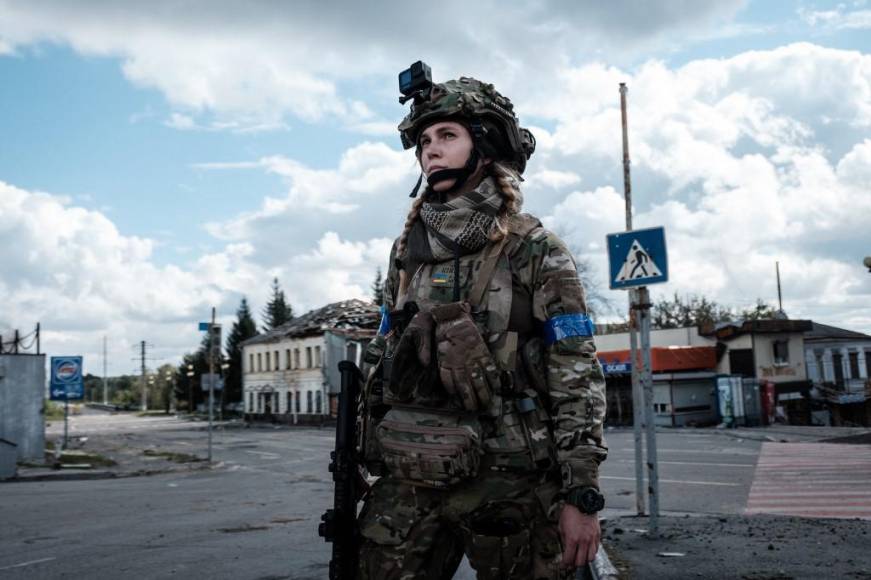 Una soldado ucraniana durante un patrullaje en la ciudad de Kupiansk, Kharkiv.