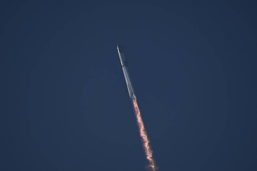 El jefe de SpaceX, el multimillonario Elon Musk, felicitó a los equipos de su compañía poco después del lanzamiento del enorme cohete <b>Starship</b>, que explotó durante su primer vuelo de prueba poco después del despegue, y prometió una nueva prueba “en unos meses”. 