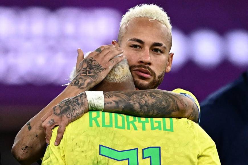 Neymar con mucho dolor se dio el costo de ir a darle apoyo a Rodrygo, quien falló un penal en la tanda.