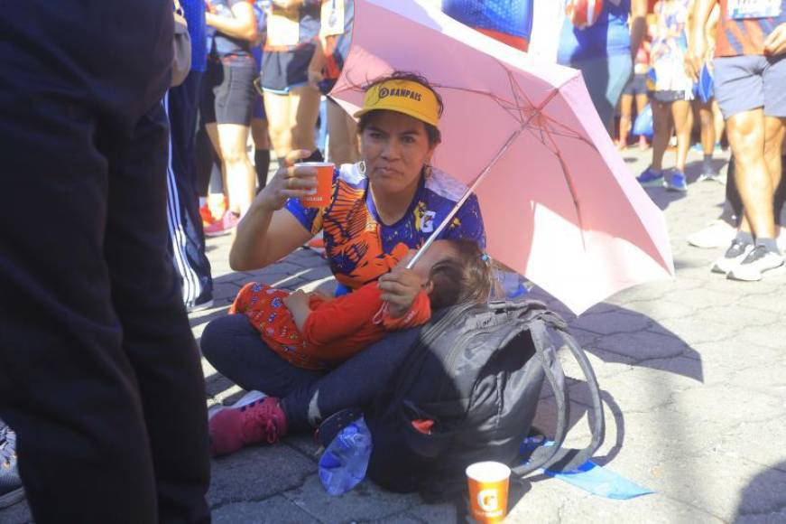 Una señora llegó con su hija para disfrutar de la competencia de atletismo más grande que se realiza en Honduras.