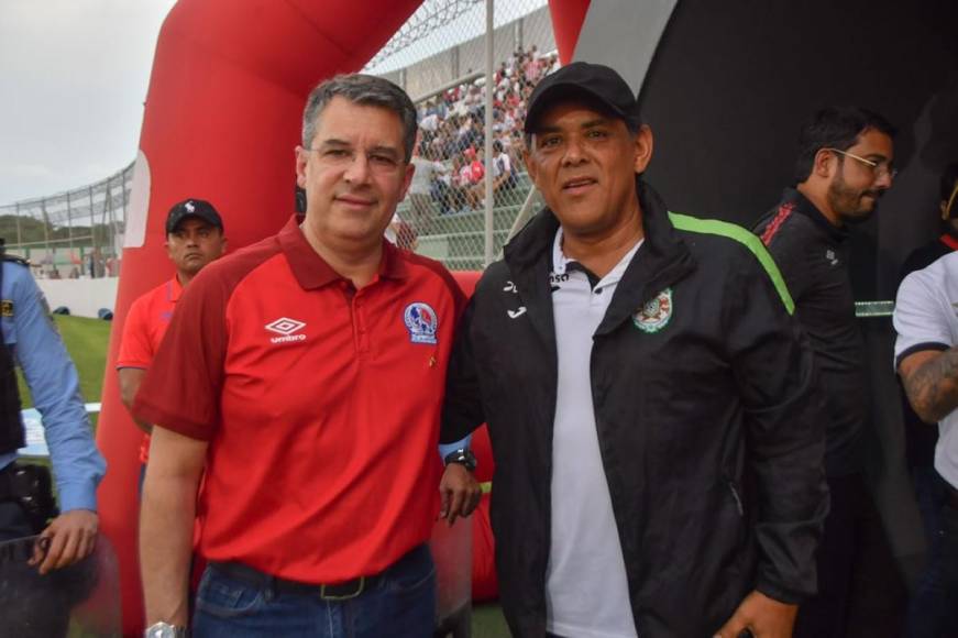 Rafael Villeda, presidente del Olimpia, y Rolin Peña, vicepresidente de Marathón, se saludaron y posaron para la foto antes de la batallza de sus equipos.