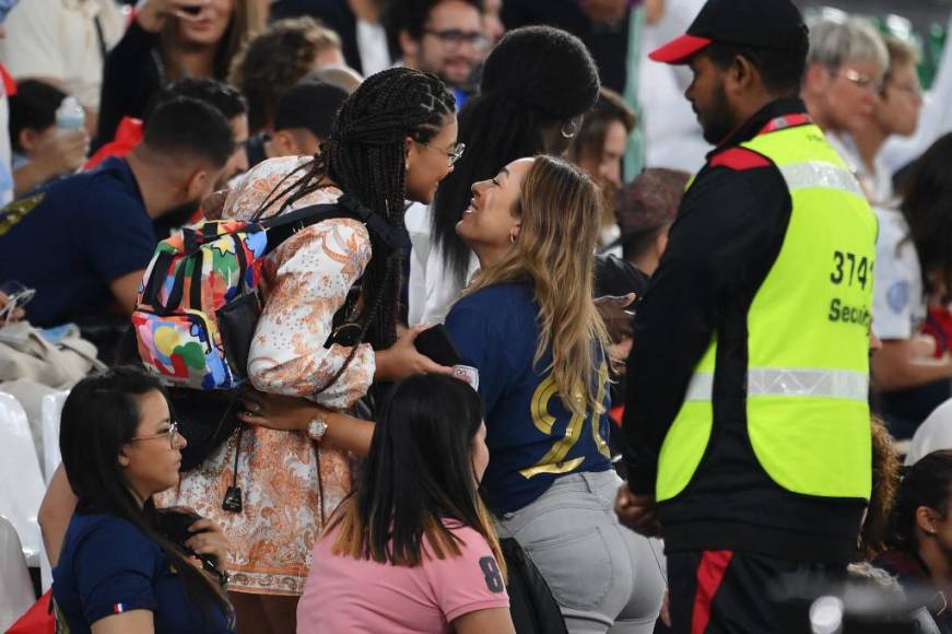 Bellas chicas de Francia y Túnez se robaron las miradas en el partido de este miércoles por el Mundial de Qatar 2022. Sabrina Duvad es la pareja de Kingsley Coman y con la camiseta de la selección francesa se hizo presente al duelo.