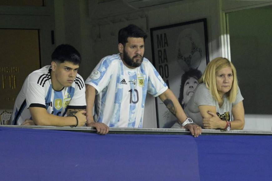La familia Messi estuvo presente en La Bombonera. Estuvieron presente la madre y hermanos del argentino.