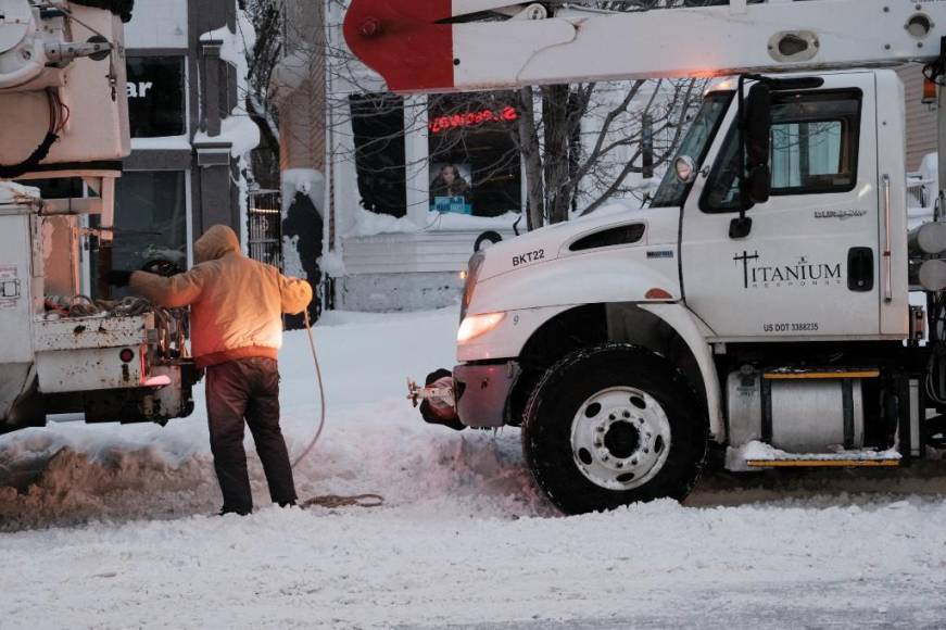  “Desafortunadamente, la policía espera que ese número aumente”, tuiteó Byron Brown, alcalde de Buffalo, la ciudad más grande del condado, que ha estado paralizada durante cinco días por bancos de <b>nieve</b> que superan el metro de altura y cortes de energía, y donde se pronosticaron más nevadas el martes.