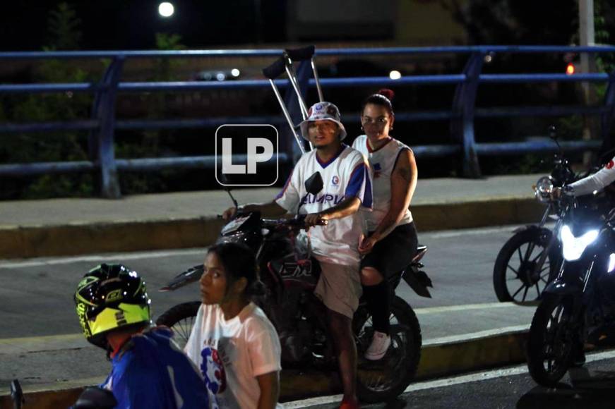 Temprano empezaron a llegar los aficionados del Olimpia al estadio Nacional Chelato Uclés.