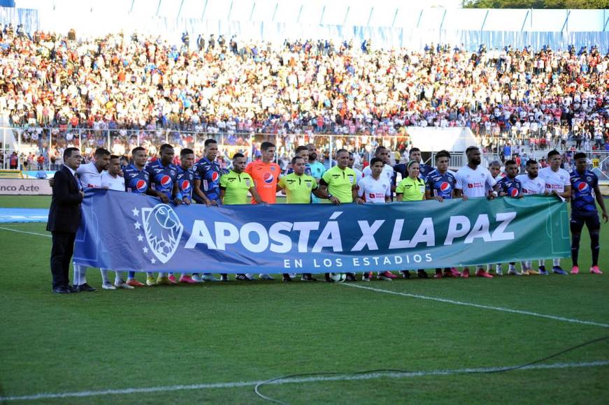Los jugadores de Olimpia y Motagua posaron unidos con una pancarta en pro de la paz.