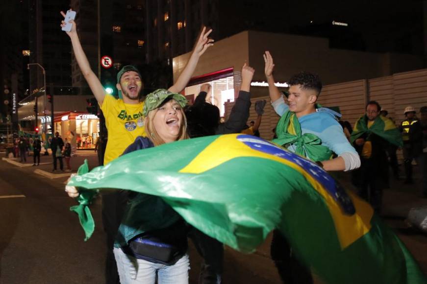 Los simpatizantes de Lula aseguraban que Lula ganaba la presidencia este domingo y de inmediato salieron a celebrar.