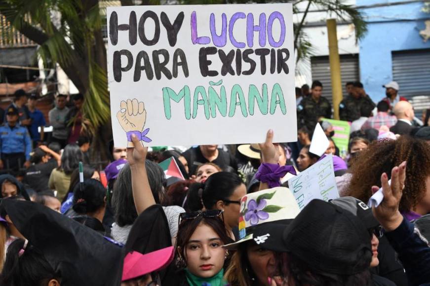 Decenas de mujeres conmemoraron este jueves el Día de la Mujer Hondureña con movilizaciones para reclamar justicia y el fin de la violencia machista en Honduras, donde 380 murieron en 2023, así como la impunidad que rodea esos casos.