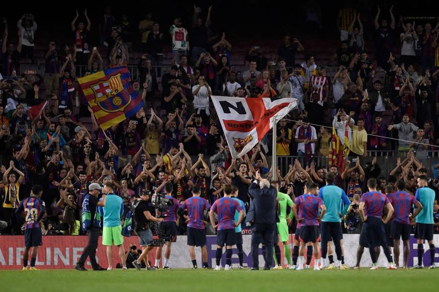Los jugadores del Barcelona agradecieron el apoyo de los aficionados al final del partido.