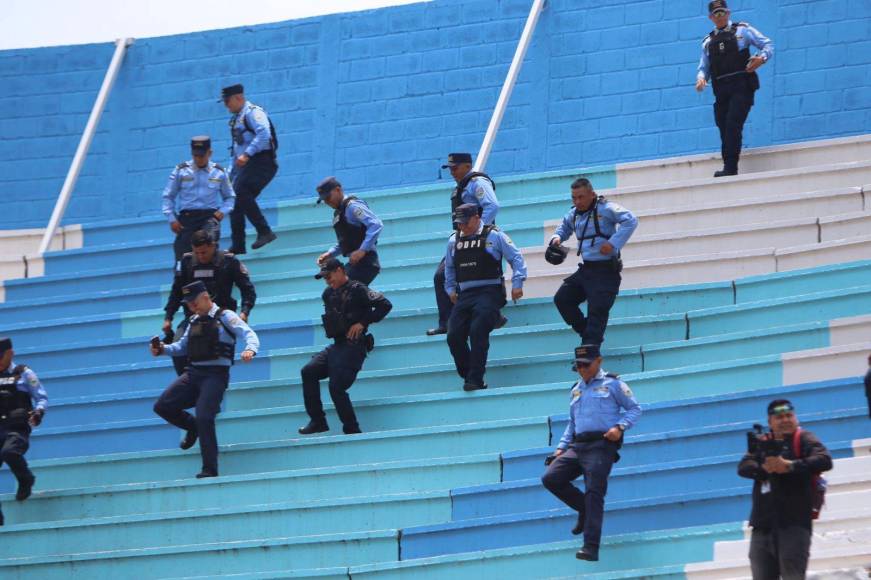 La Policía Nacional está desde tempranas horas en el Estadio Nacional para resguardar la seguridad de los aficionados. 