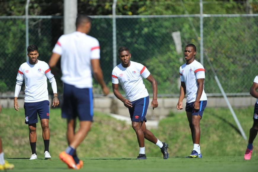 Gabriel Araújo, Brayan Beckeles y Dimitri Gordon en el entreno de esta mañana del Olimpia.