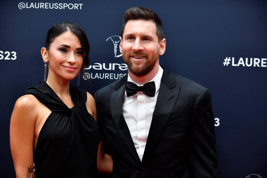 Antonela estuvo al lado de Lionel Messi durante la alfombra roja. 