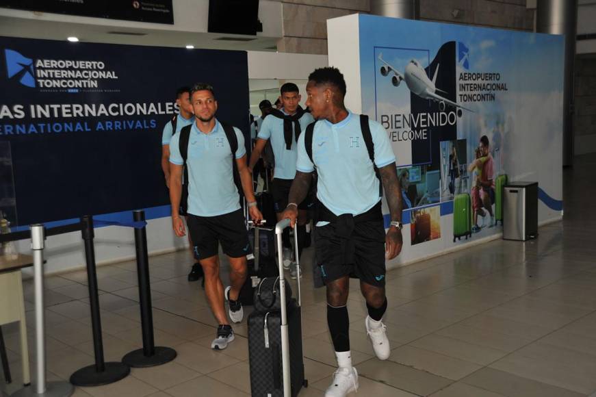 A las 5 de la tarde los seleccionados nacionales llegaron al Aeropuerto Internacional de Toncontín, no con una mirada triste, pero sí con la misión de doblegar a lo cubanos este domingo.